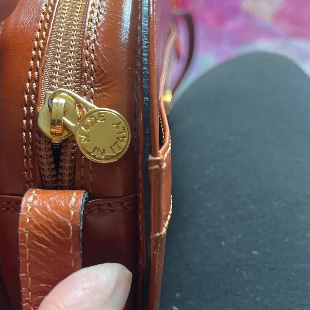 Elegant Tan Leather Crossbody Bag